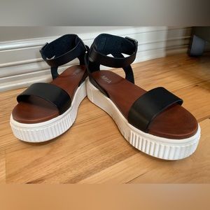 Mia (New with Box) Black Luna Platform Sandal